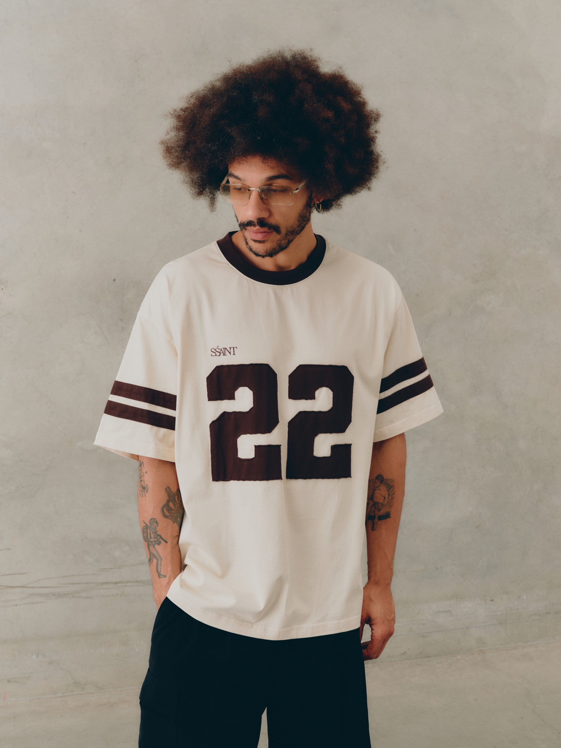 22 MOTION TEE - CREAM & ESPRESSO