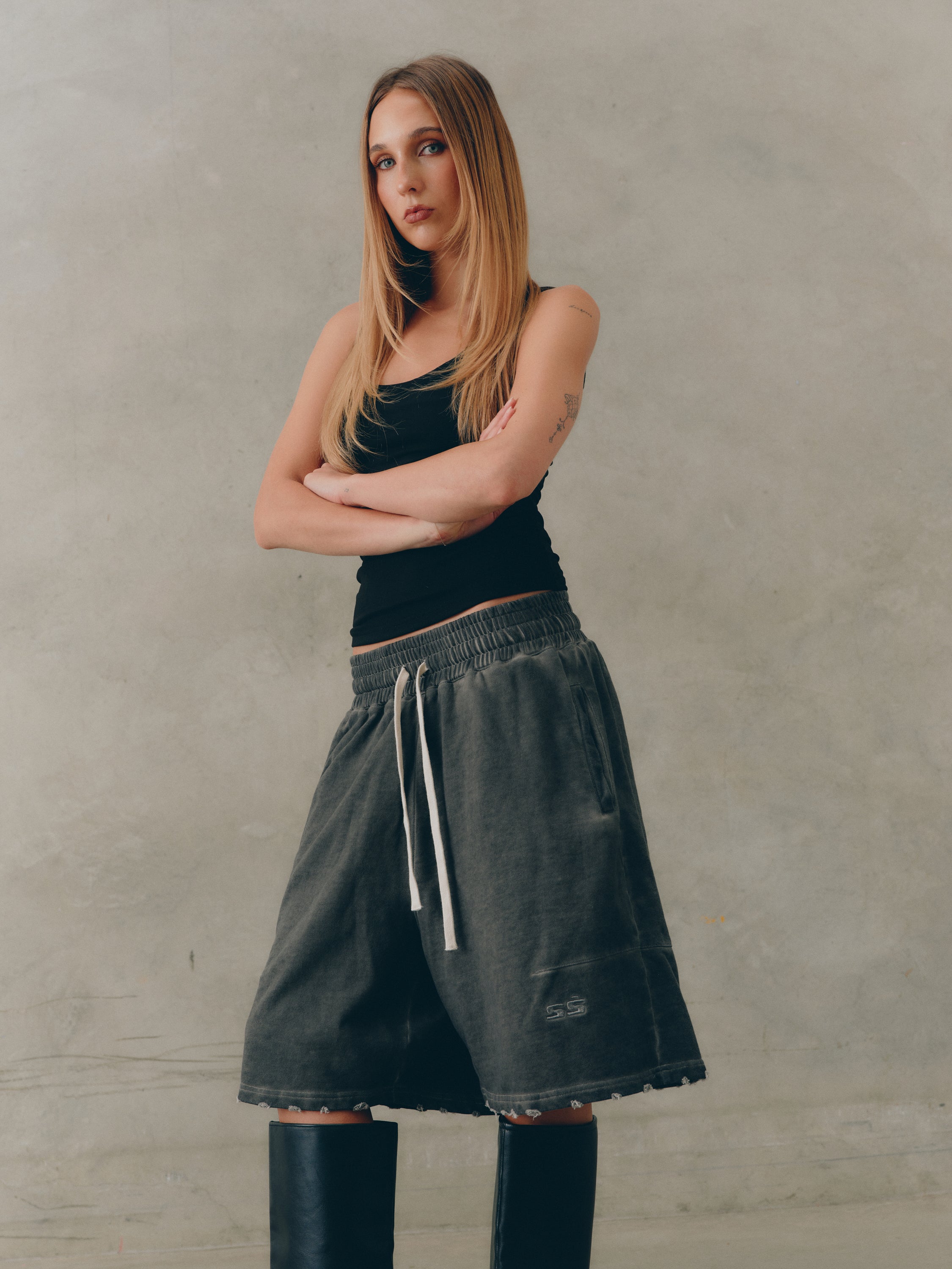 DISTRESSED LOUNGE SHORTS