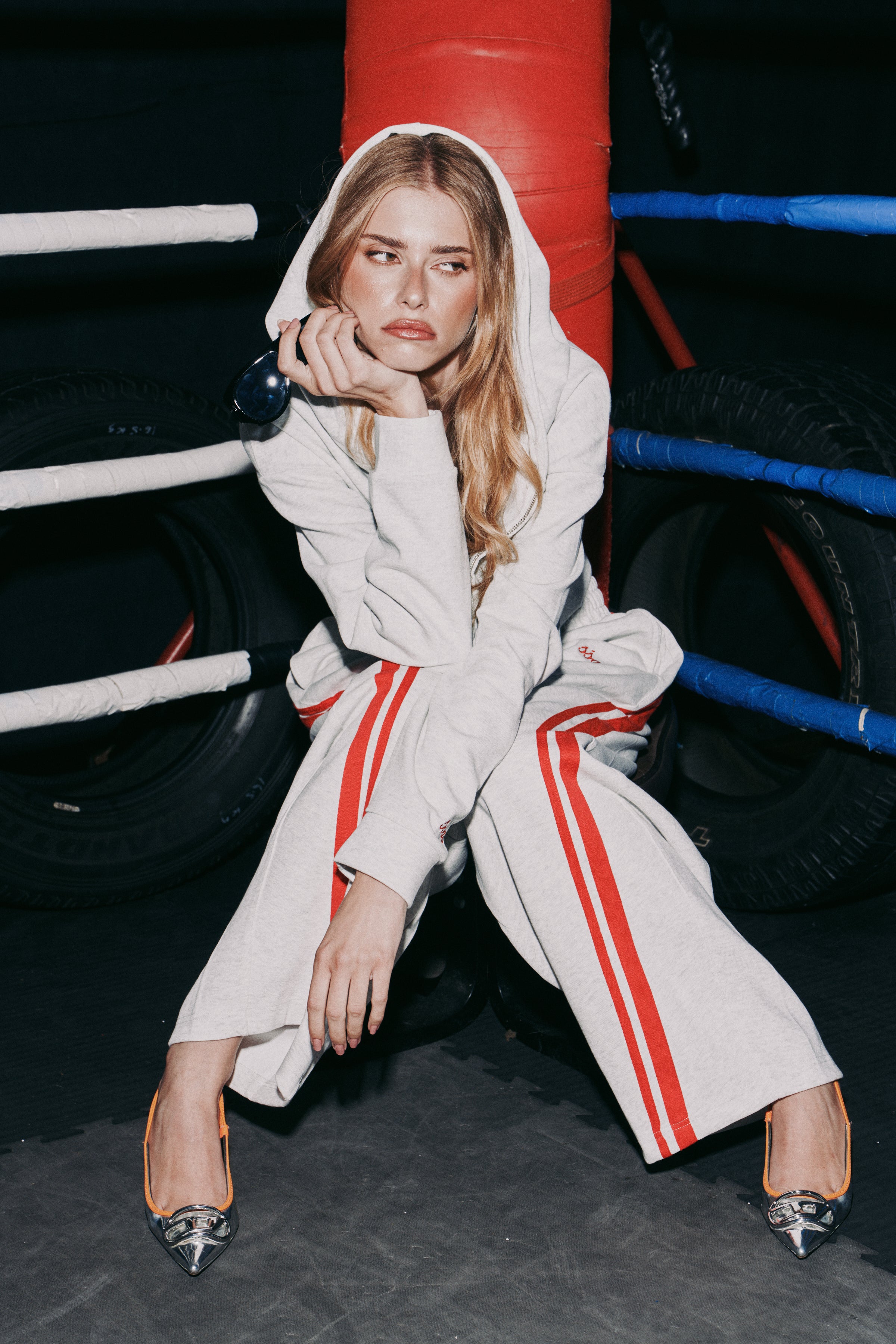 SŚAINT CROPPED HOODIE - GREY & RED