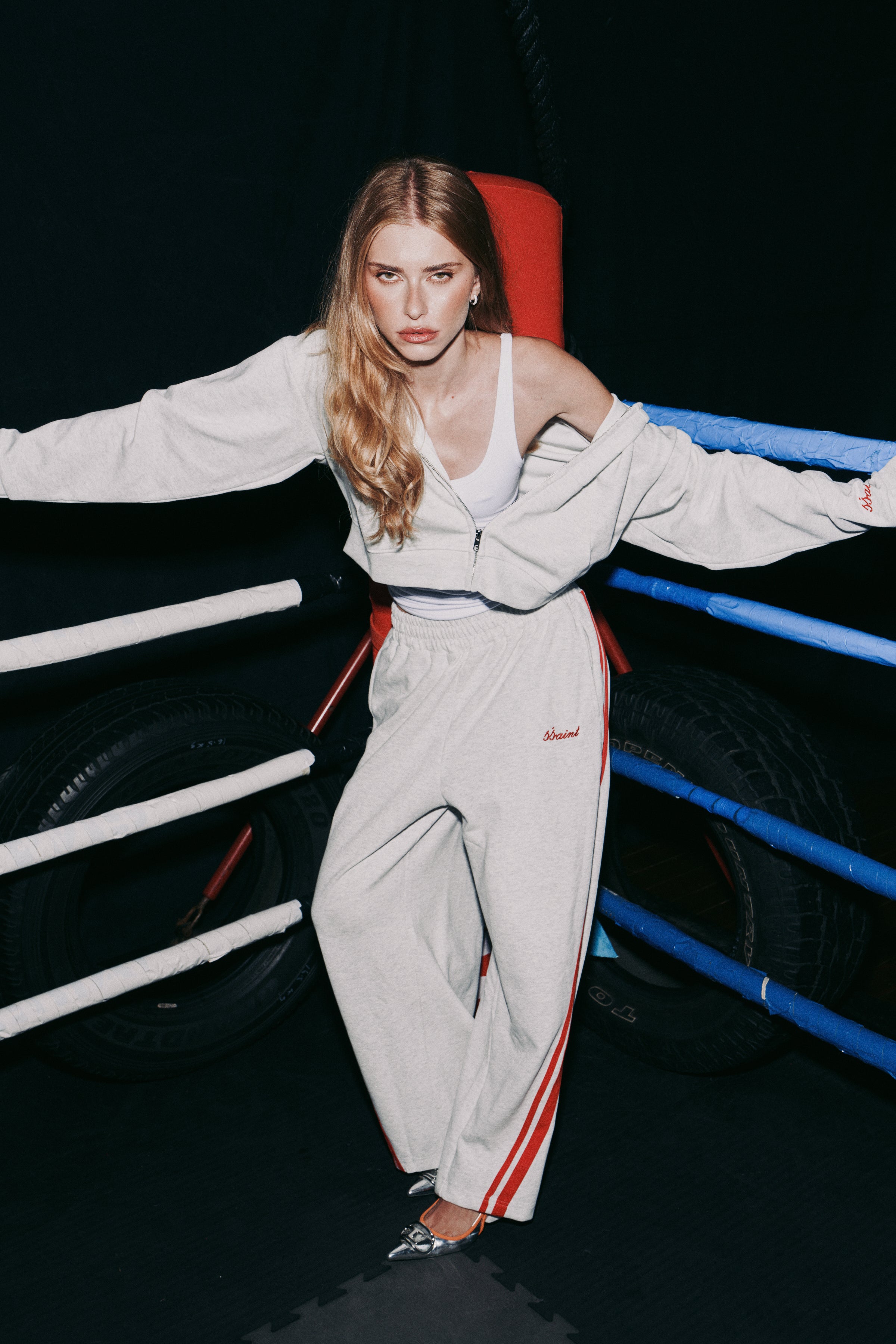 SŚAINT CROPPED HOODIE - GREY & RED
