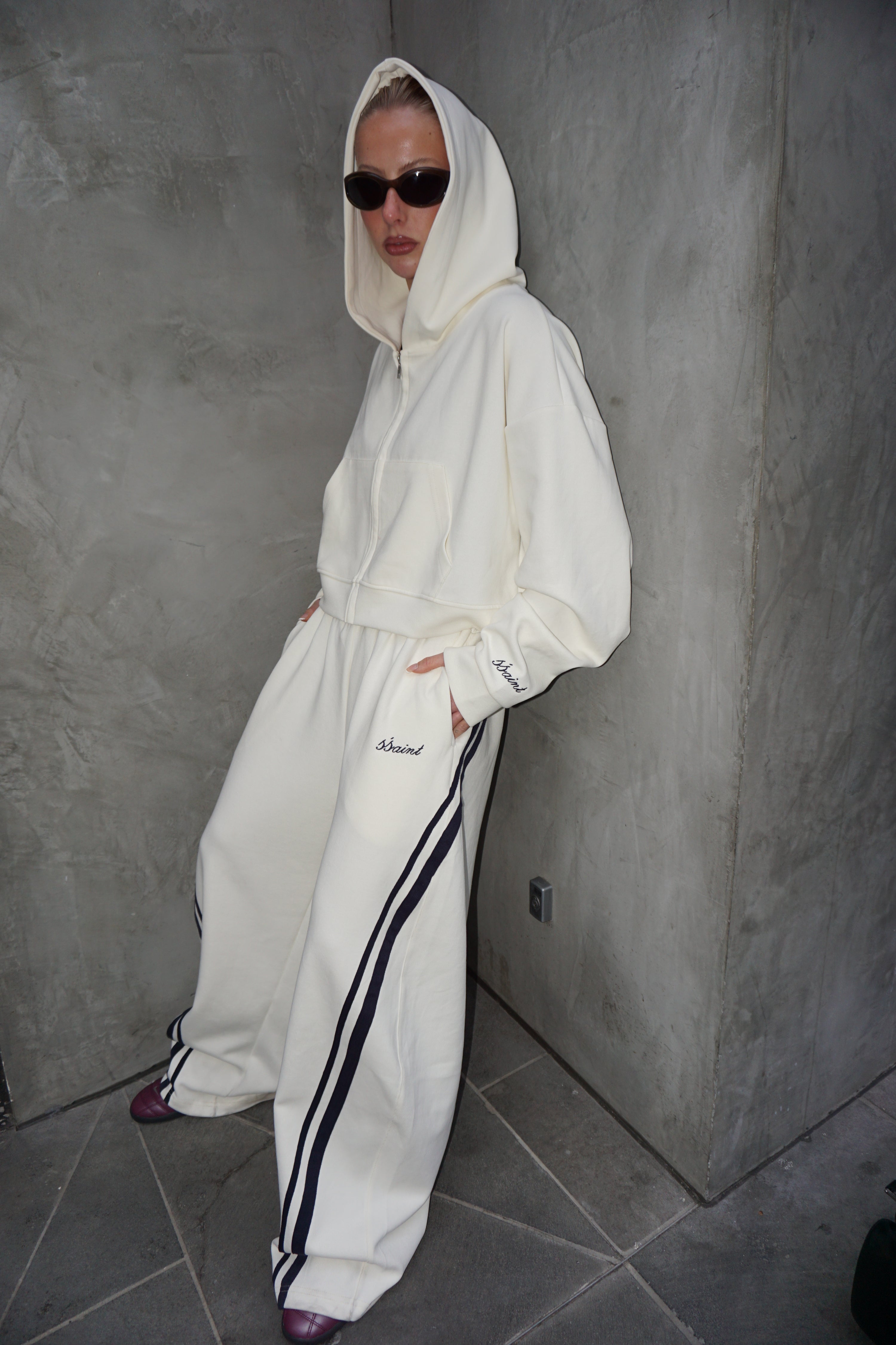 SŚAINT CROPPED HOODIE - BUTTER & NAVY