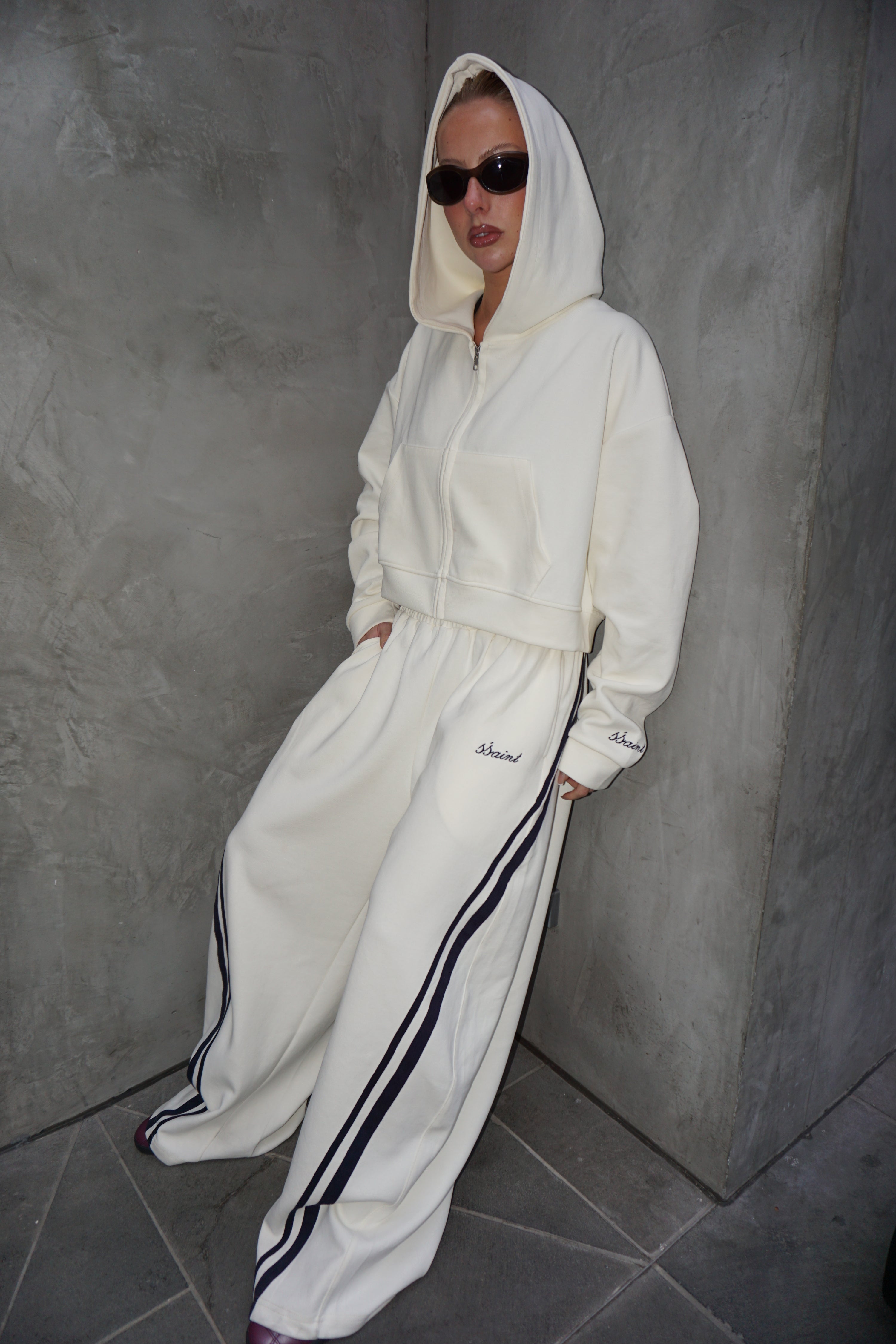 SŚAINT CROPPED HOODIE - BUTTER & NAVY