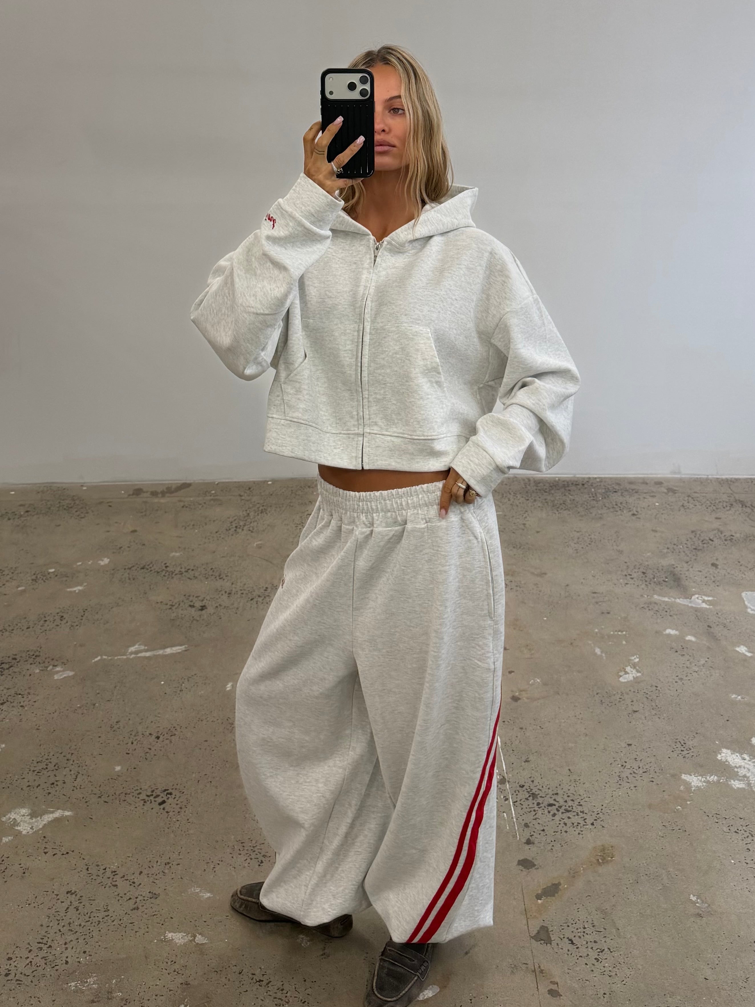 SŚAINT CROPPED HOODIE - GREY & RED