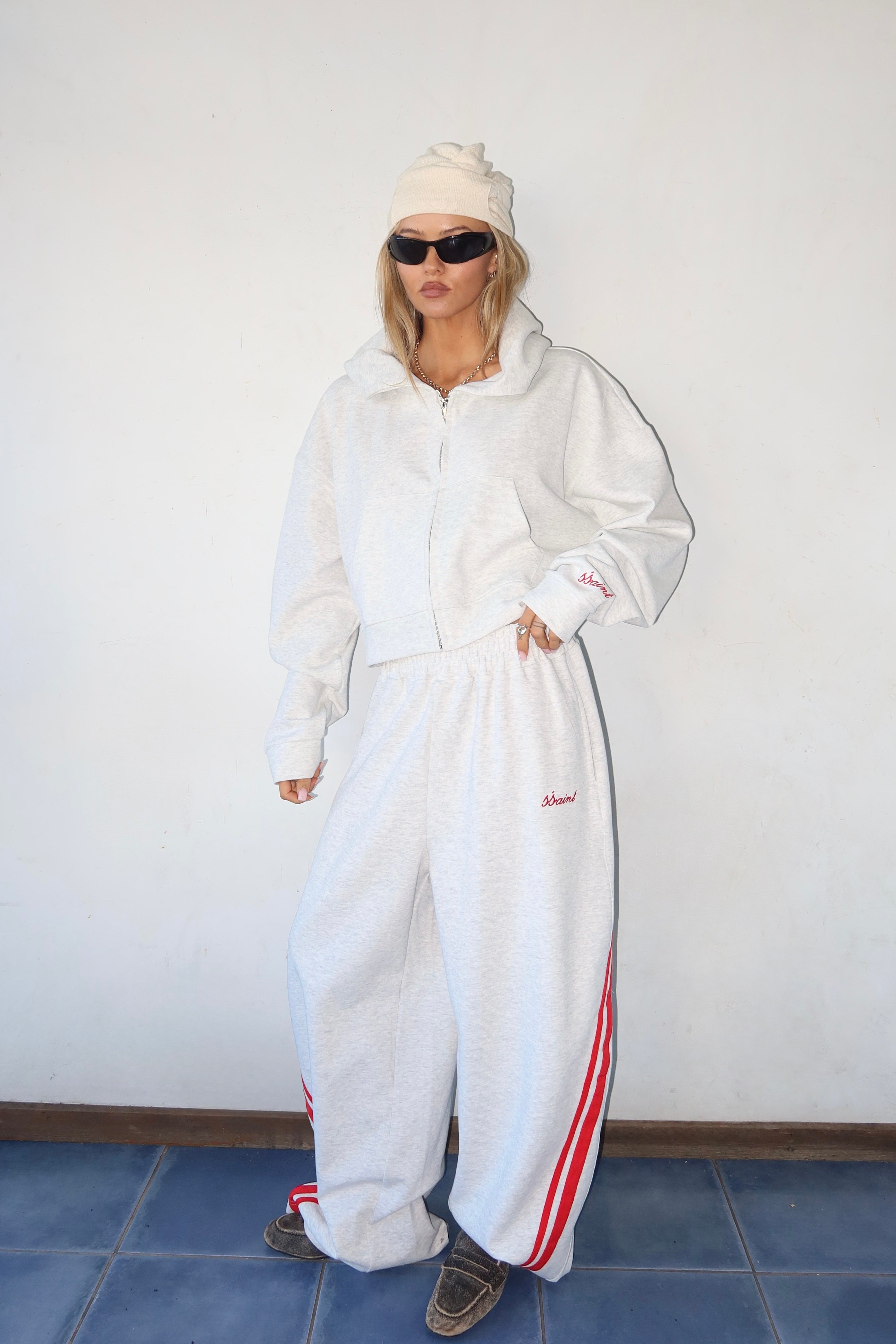 SŚAINT CROPPED HOODIE - GREY & RED