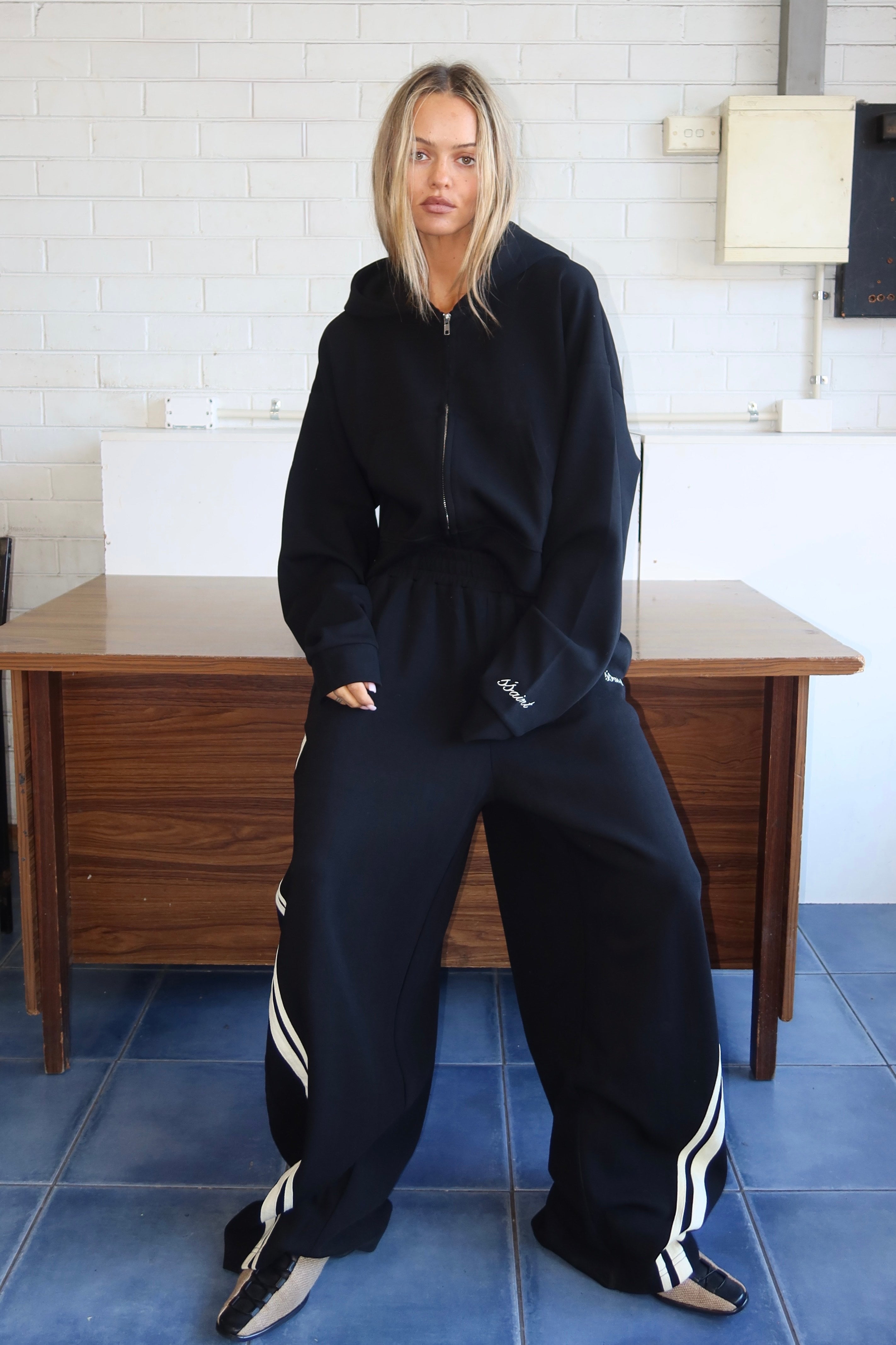SŚAINT CROPPED HOODIE - BLACK & BUTTER