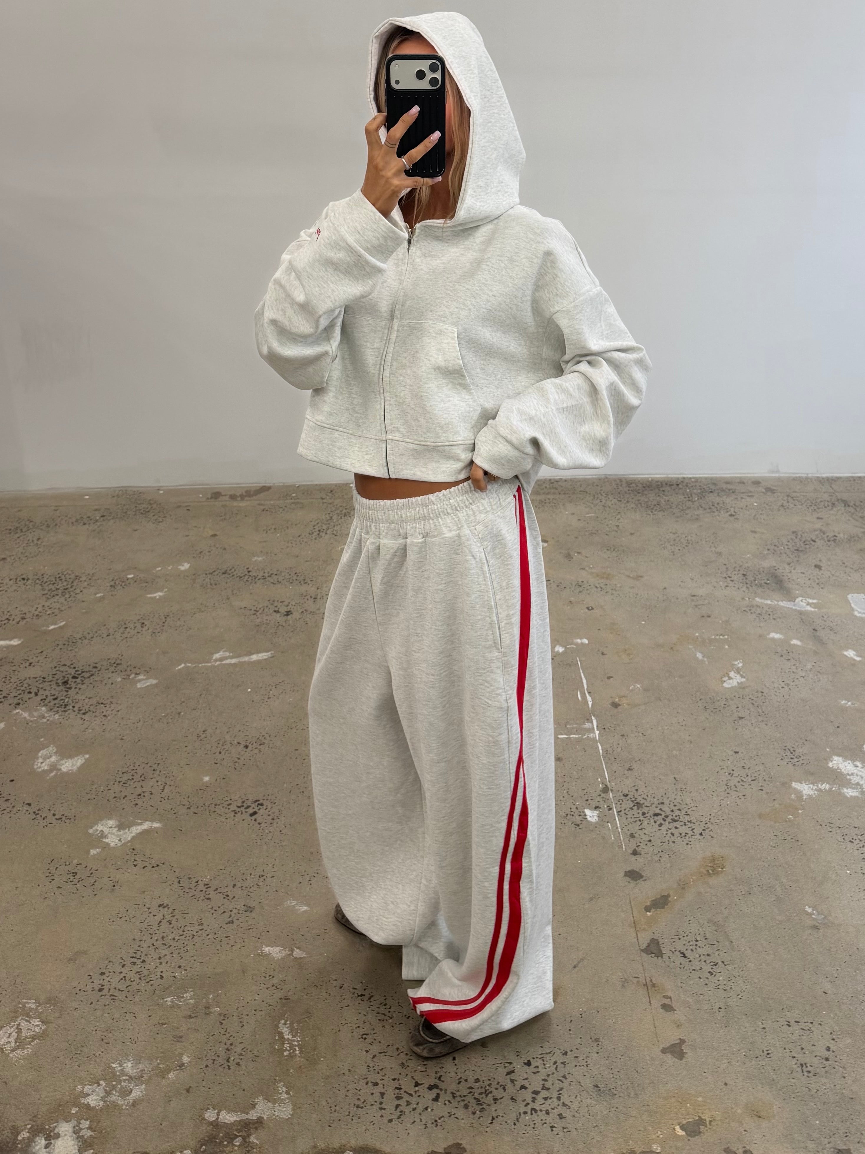 SŚAINT CROPPED HOODIE - GREY & RED