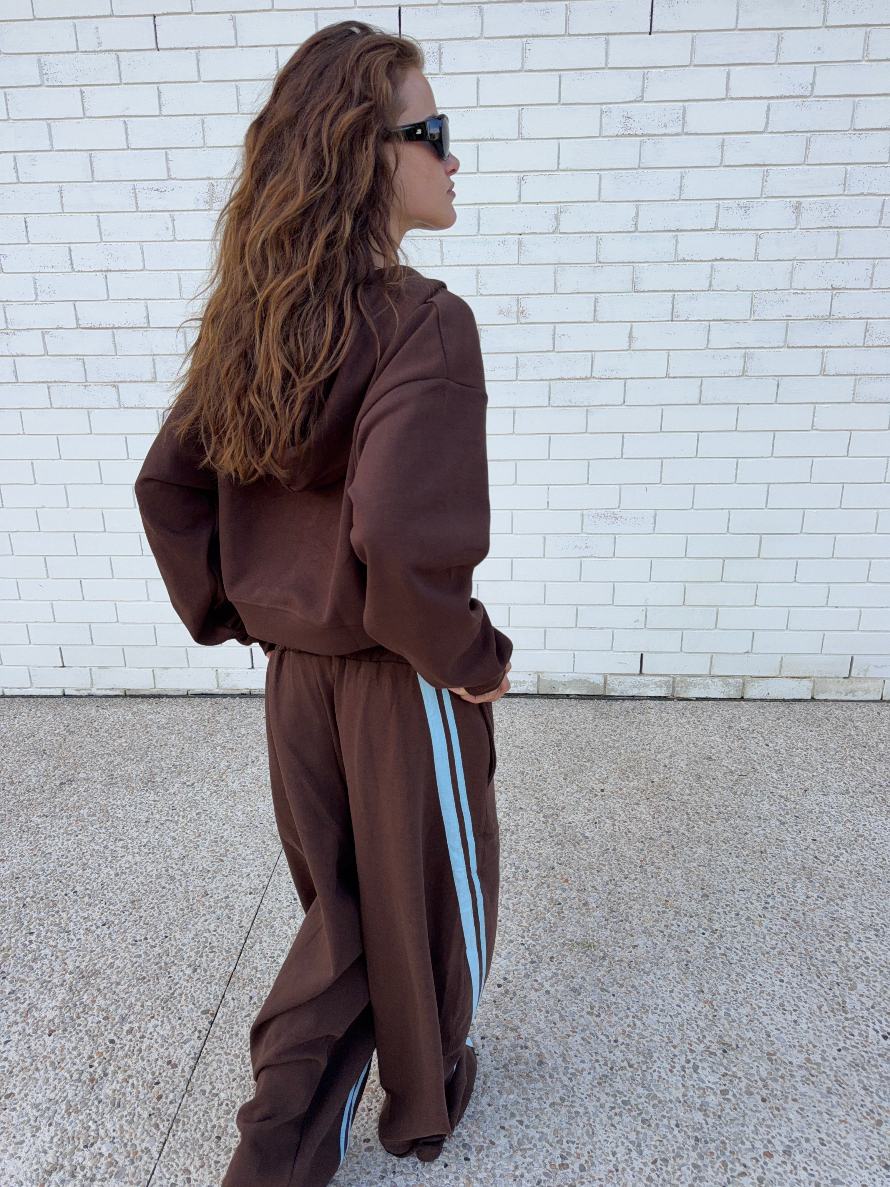 SŚAINT CROPPED HOODIE - BROWN