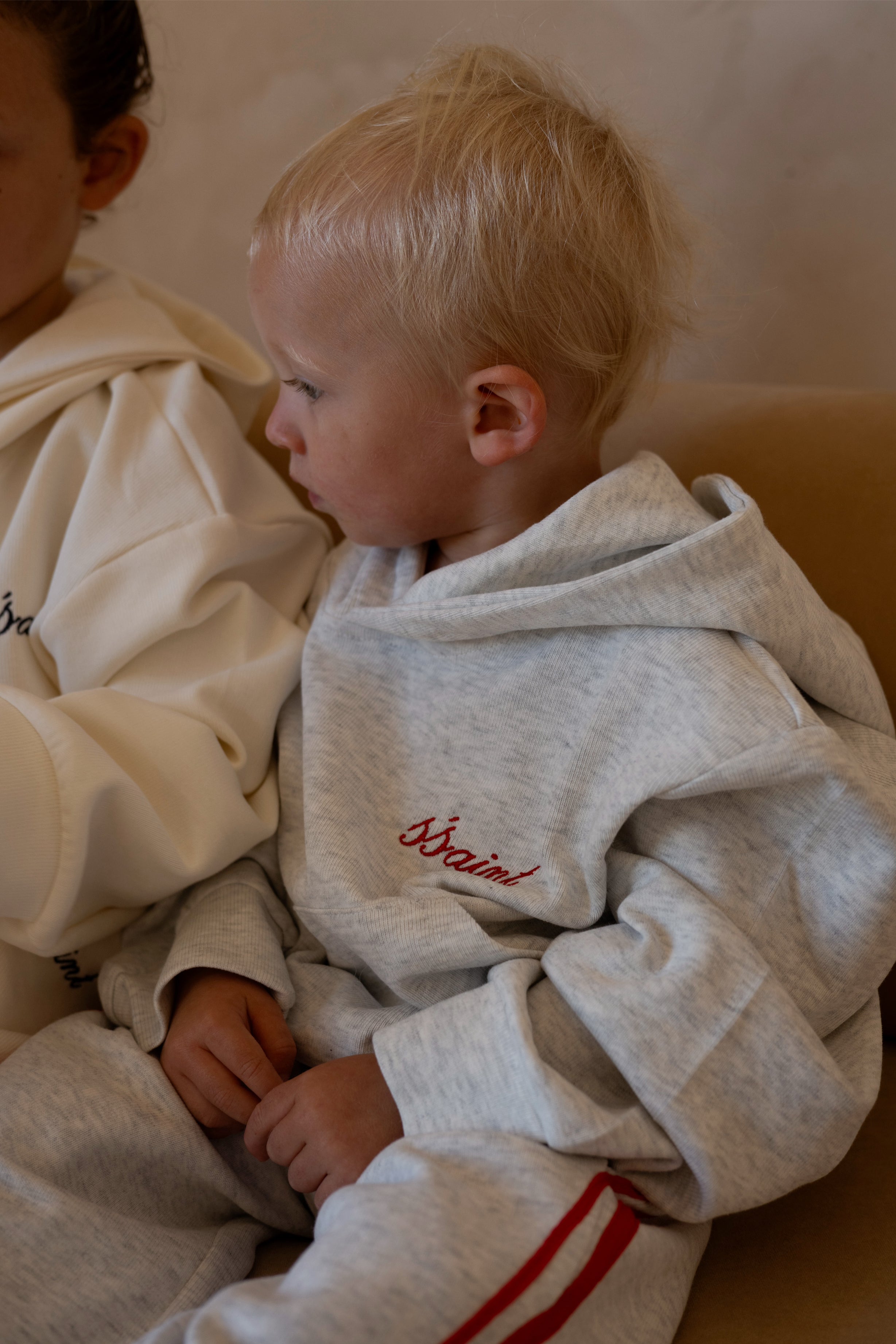 KIDS LOGO HOODIE - GREY & RED