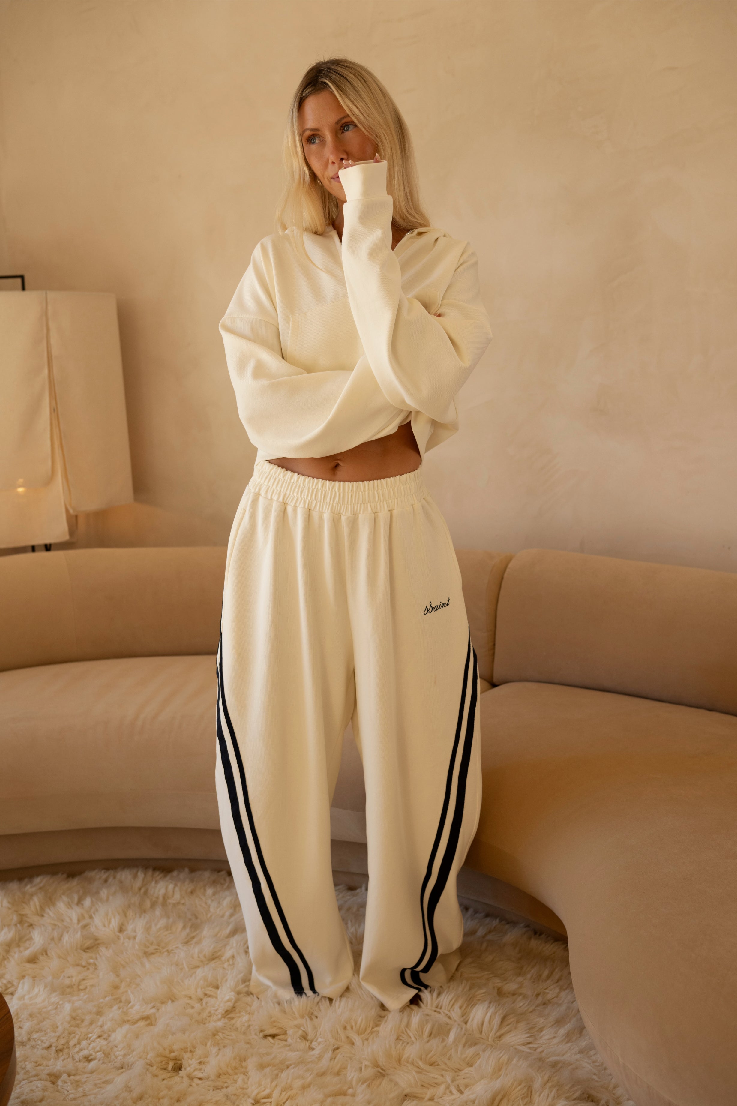 SŚAINT CROPPED HOODIE - BUTTER & NAVY